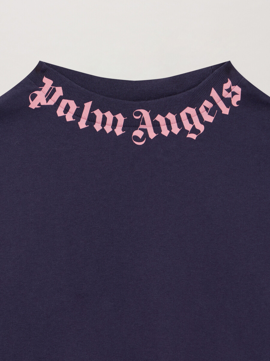 maglietta con logo sul collo