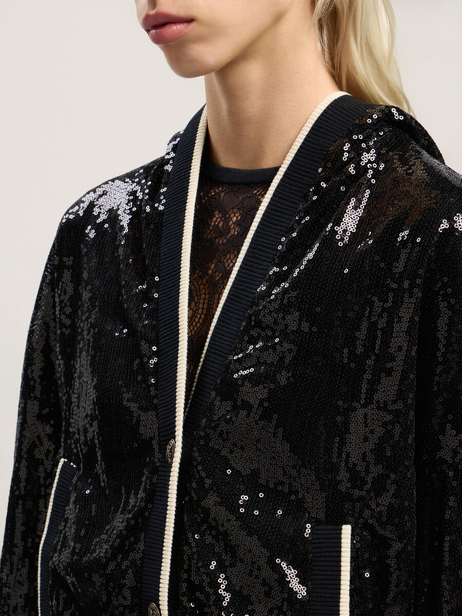 giacca corta con paillettes e logo curvo