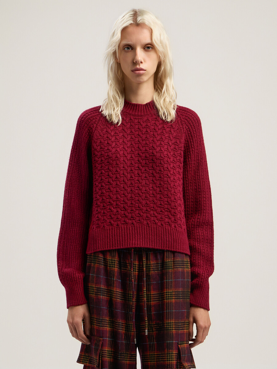 maglione a coste con logo curvo