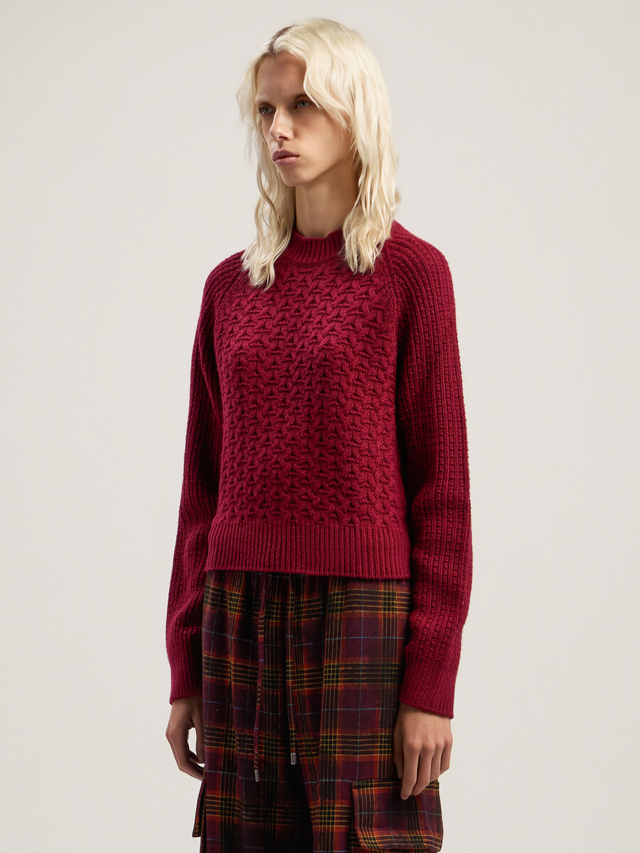 maglione a coste con logo curvo