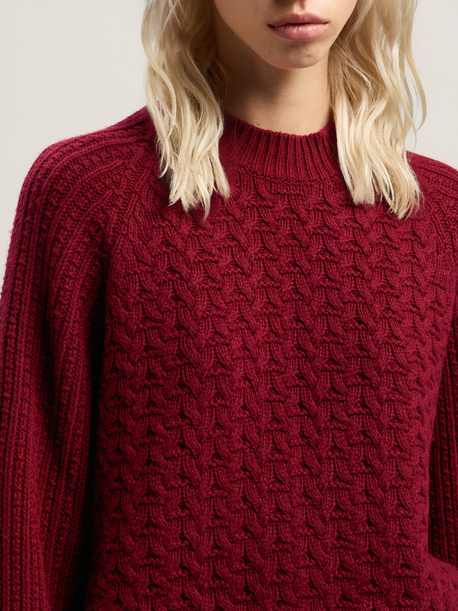 maglione a coste con logo curvo