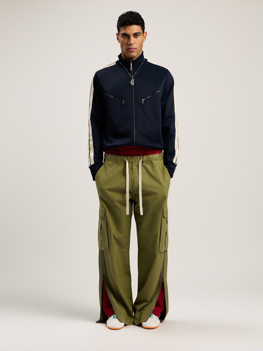pantaloni cargo con logo curvo