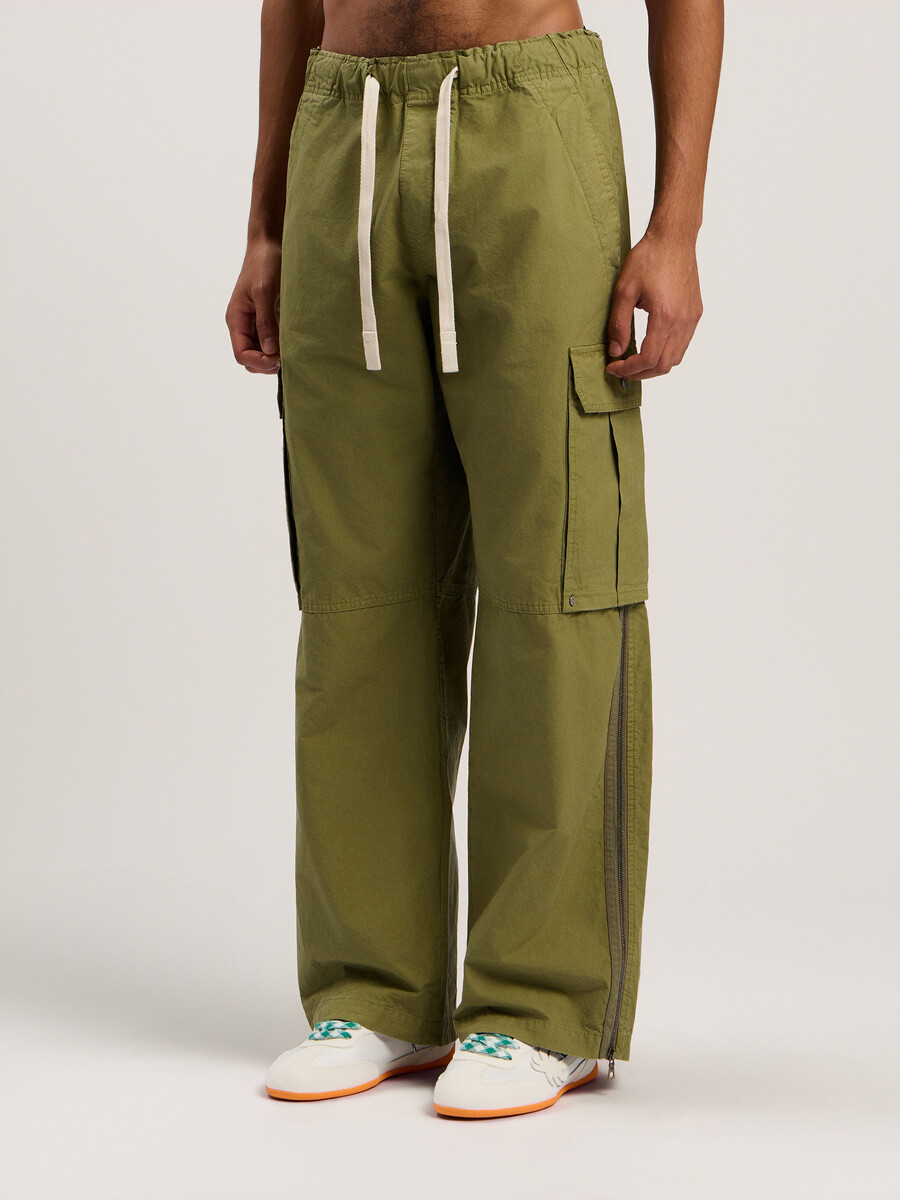 pantaloni cargo con logo curvo