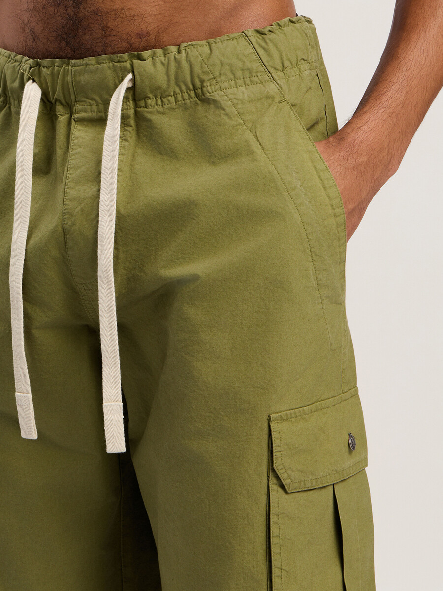 pantaloni cargo con logo curvo