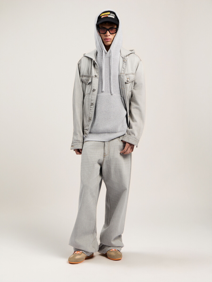 pantaloni in denim larghi con logo curvo