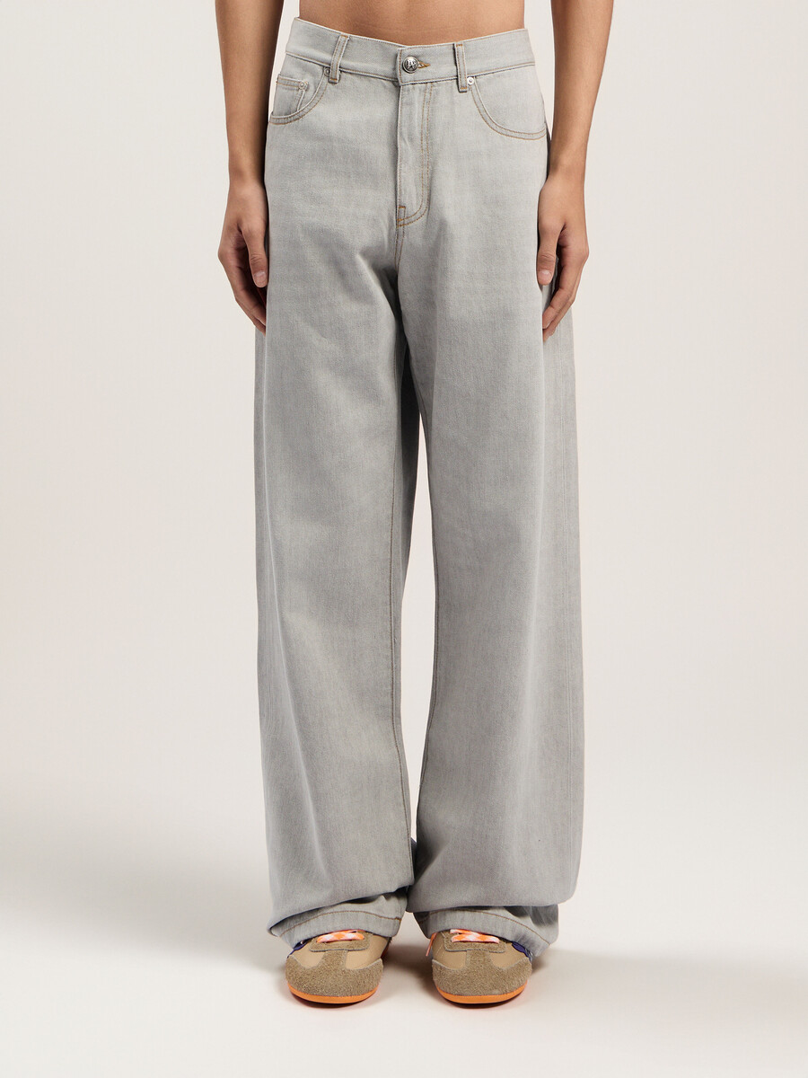 pantaloni in denim larghi con logo curvo