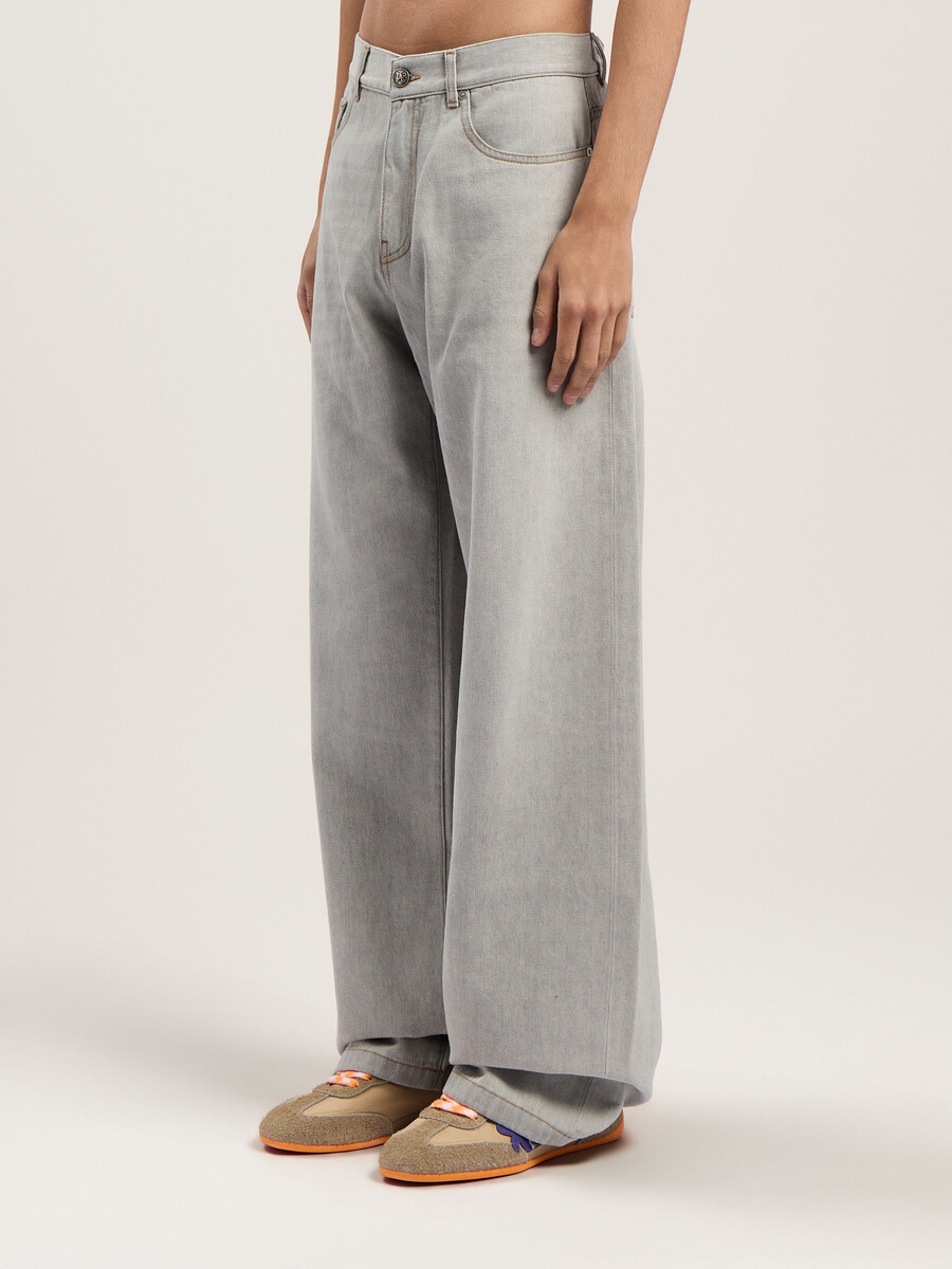 pantaloni in denim larghi con logo curvo