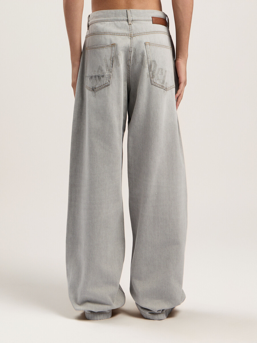 pantaloni in denim larghi con logo curvo