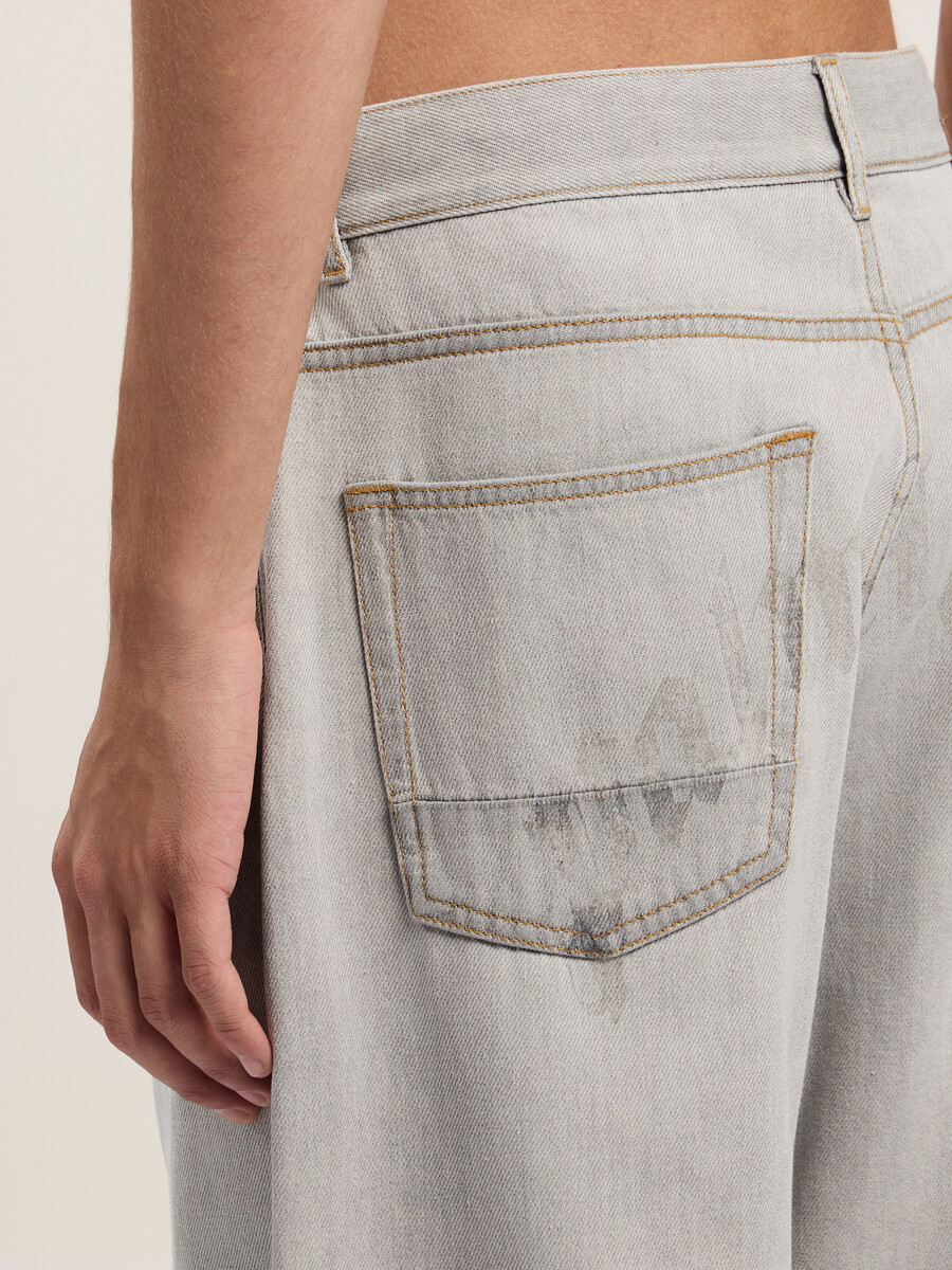 pantaloni in denim larghi con logo curvo