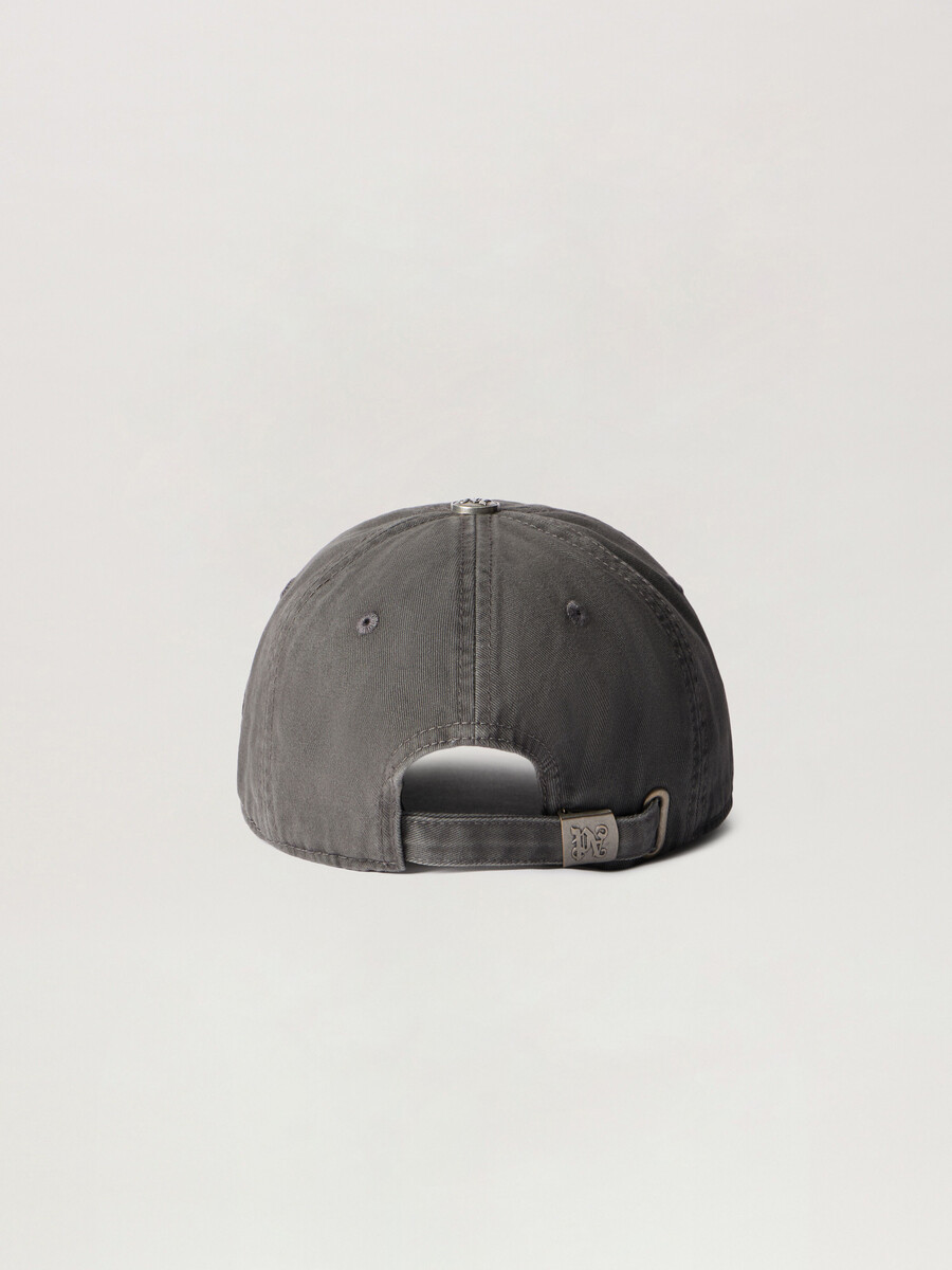 cappellino con logo curvo effetto invecchiato