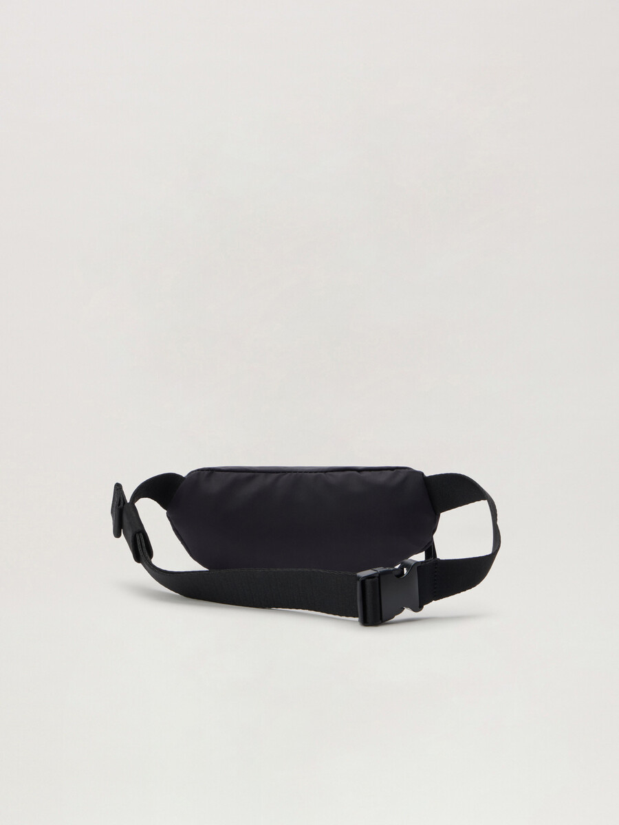 marsupio con logo sfocato
