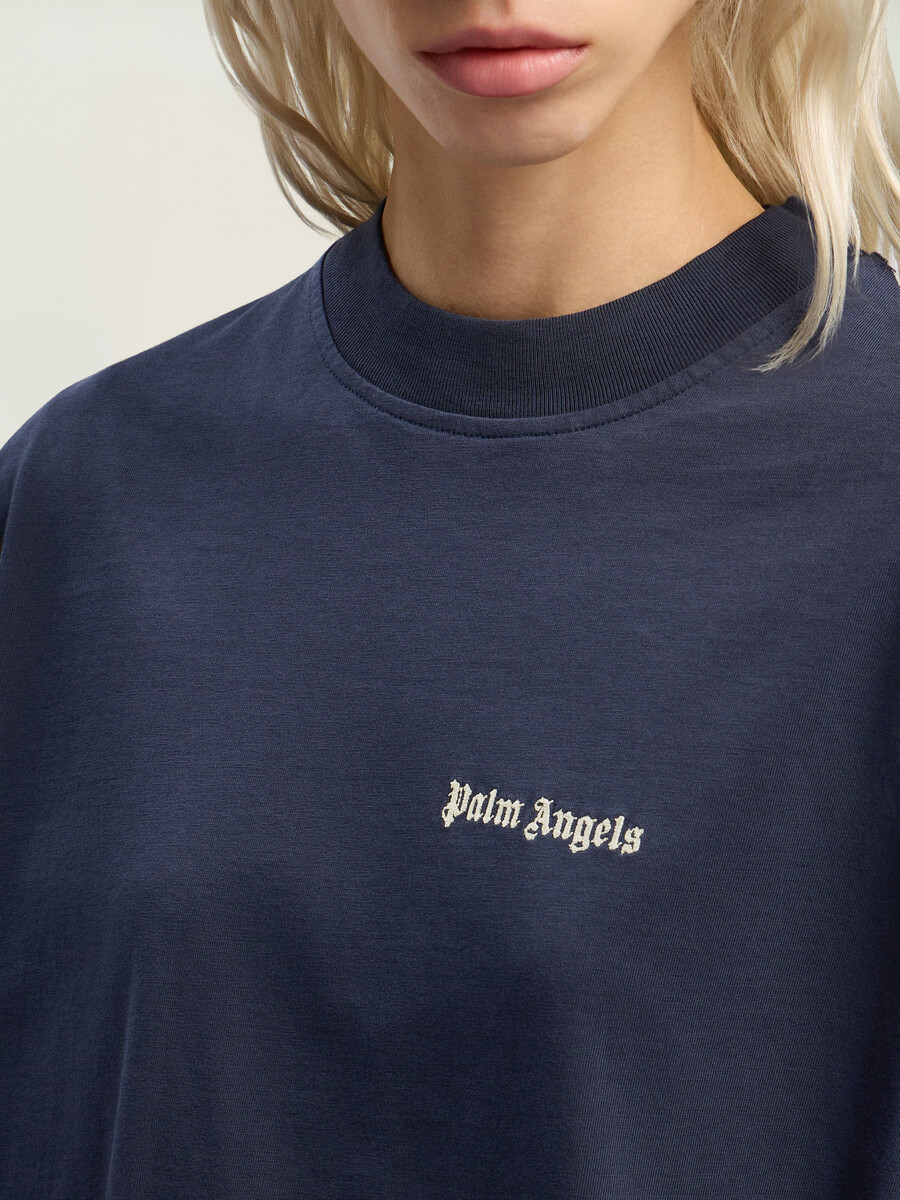 confezione di magliette larghe con logo classico