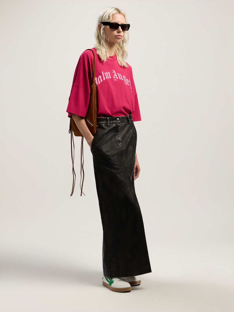 t-shirt con logo curvo