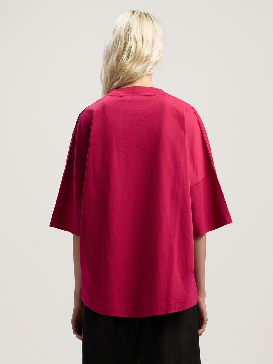 t-shirt con logo curvo