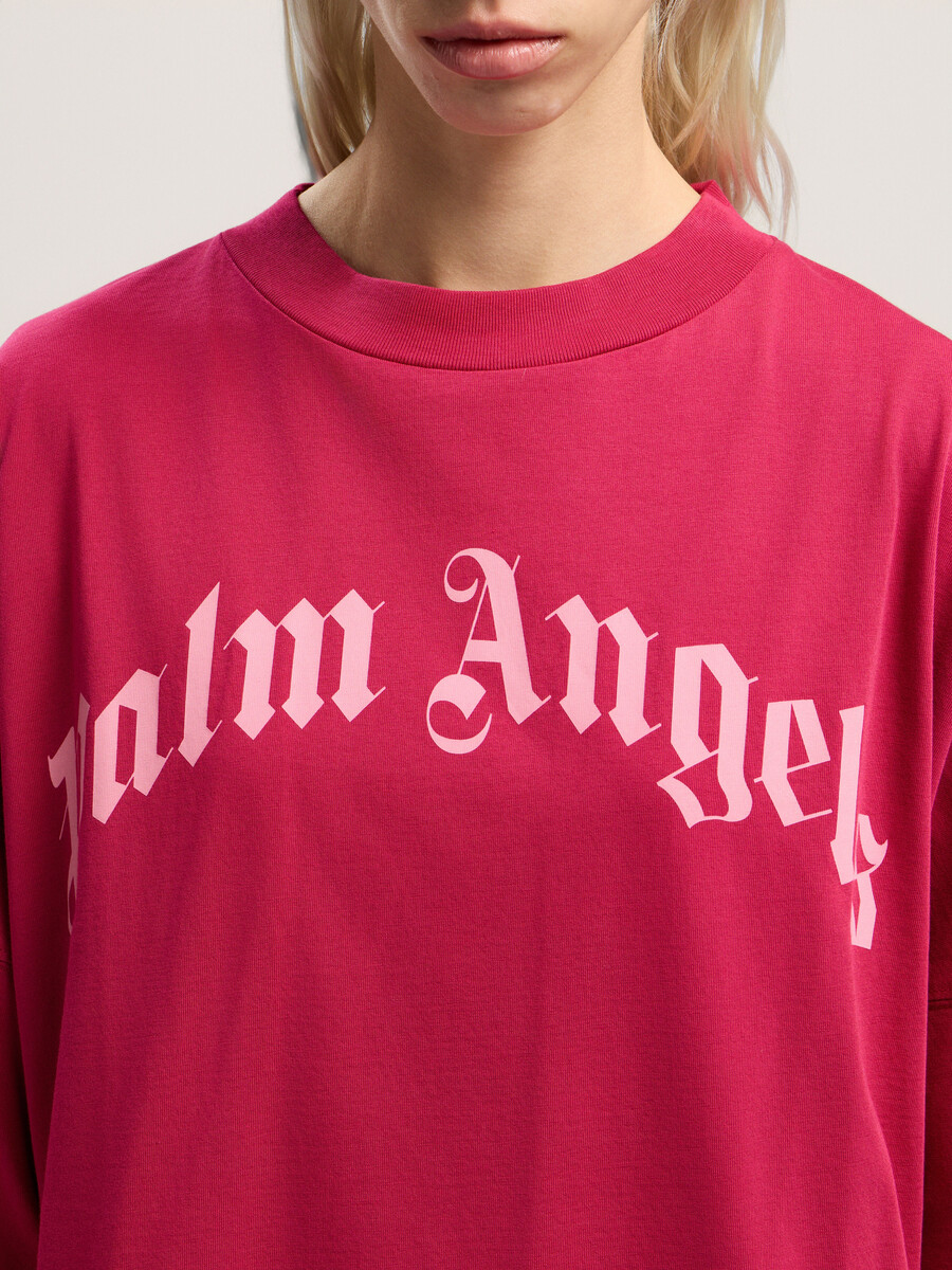 t-shirt con logo curvo