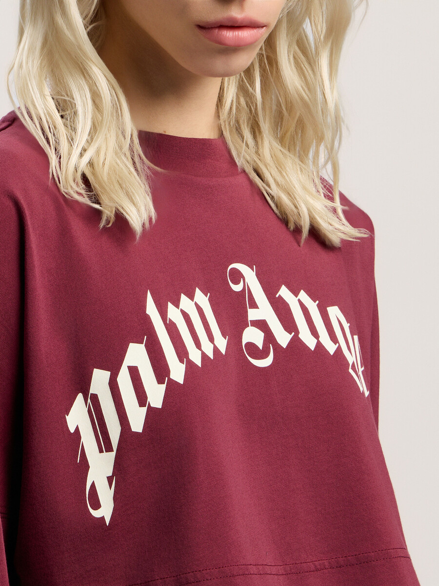 top corto con logo curvo